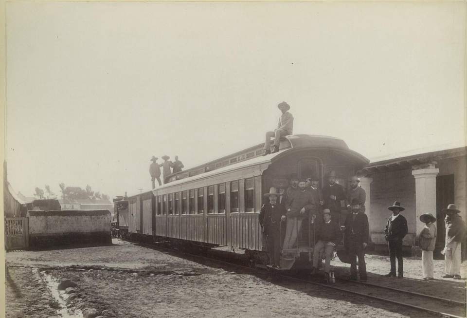 2 identische Fotografien, Eisenbahnwagen mit Männergruppe, Mexiko