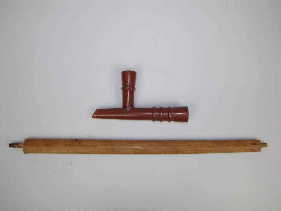 Pfeife, Calumet, Elbow-Pipe, Pfeifenkopf (head) und Pfeifenstiel (stem), Chanunpa