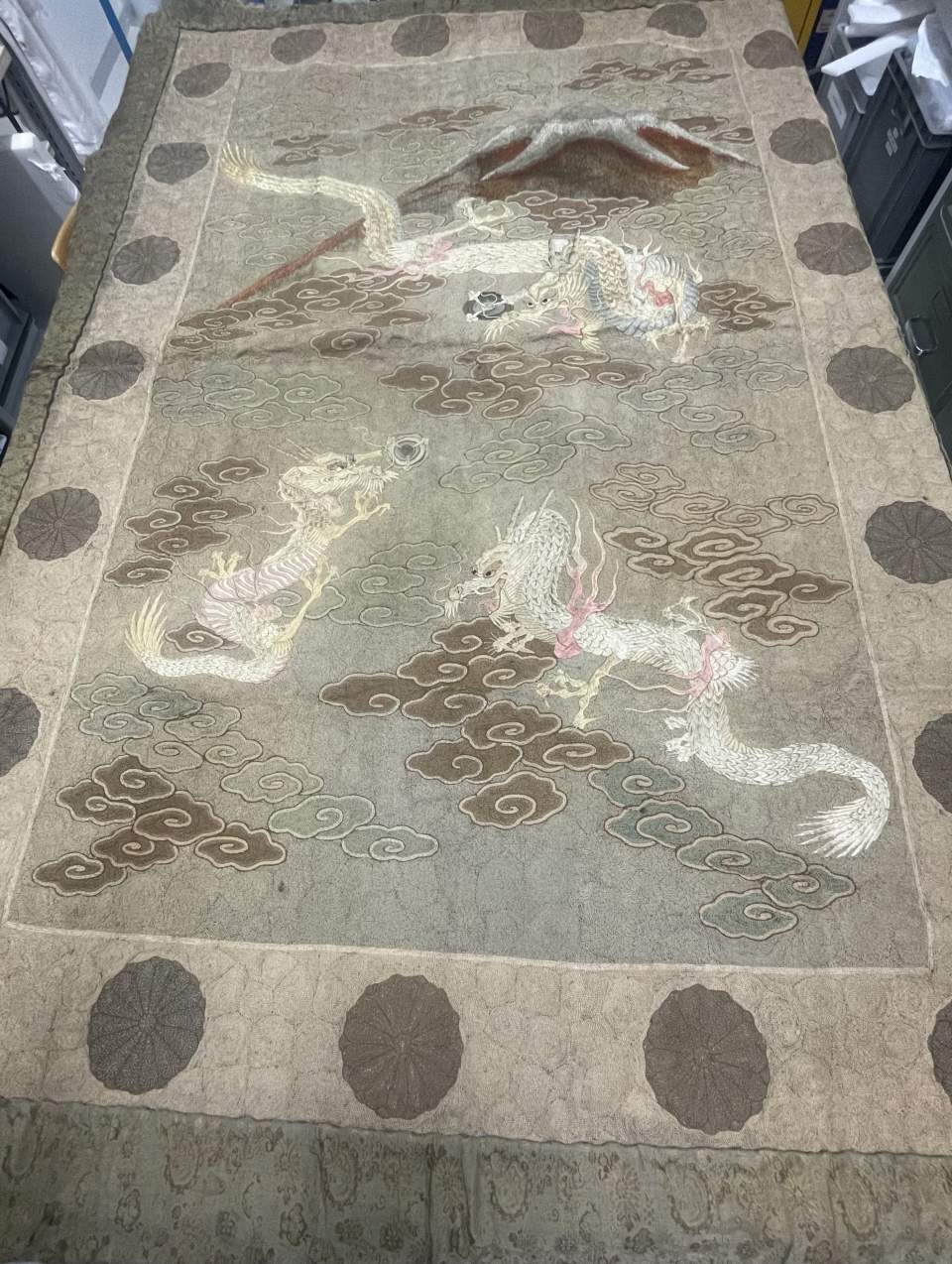 Stickerei 3 weisse Drachen
