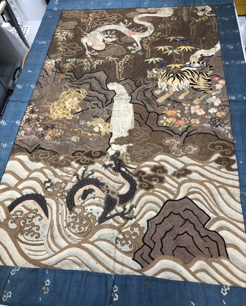 Stickerei Wasserfall mit Drachen und Tigern
