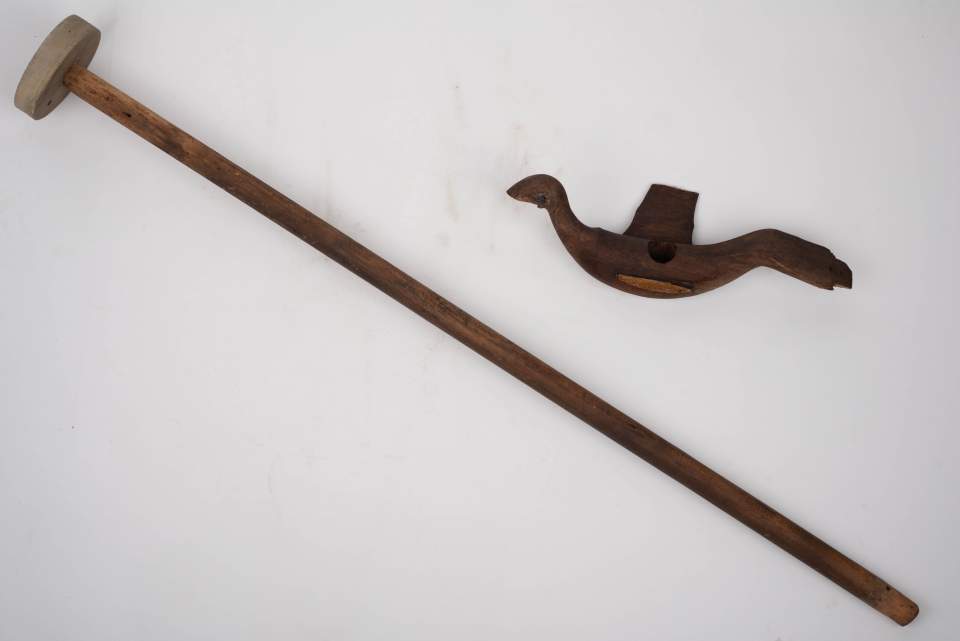 Idol, Vogel Holz