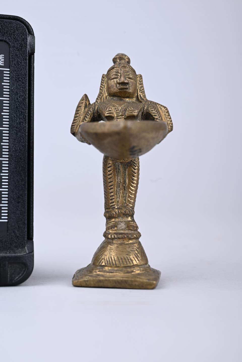 kleine Götterfigur mit Ölschale