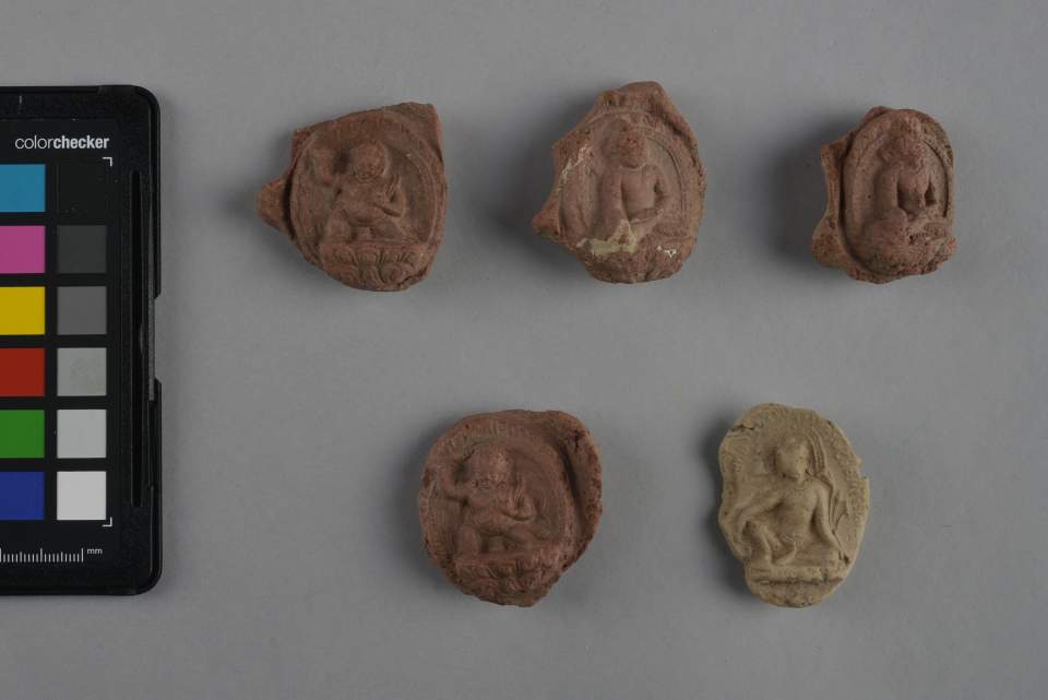 Amulett-5 Ts'a-ts'a (Ex voto); 5 Tonfigürchen (aus Tschorten)