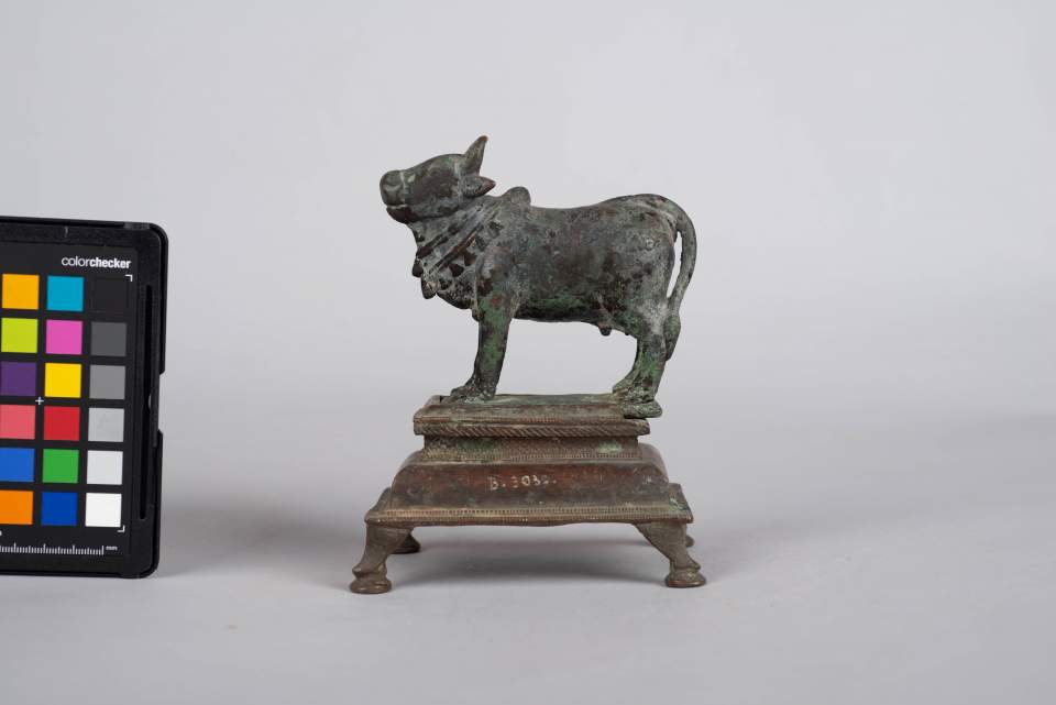 Kuh auf Sockel ( eingeschoben), Bronze
