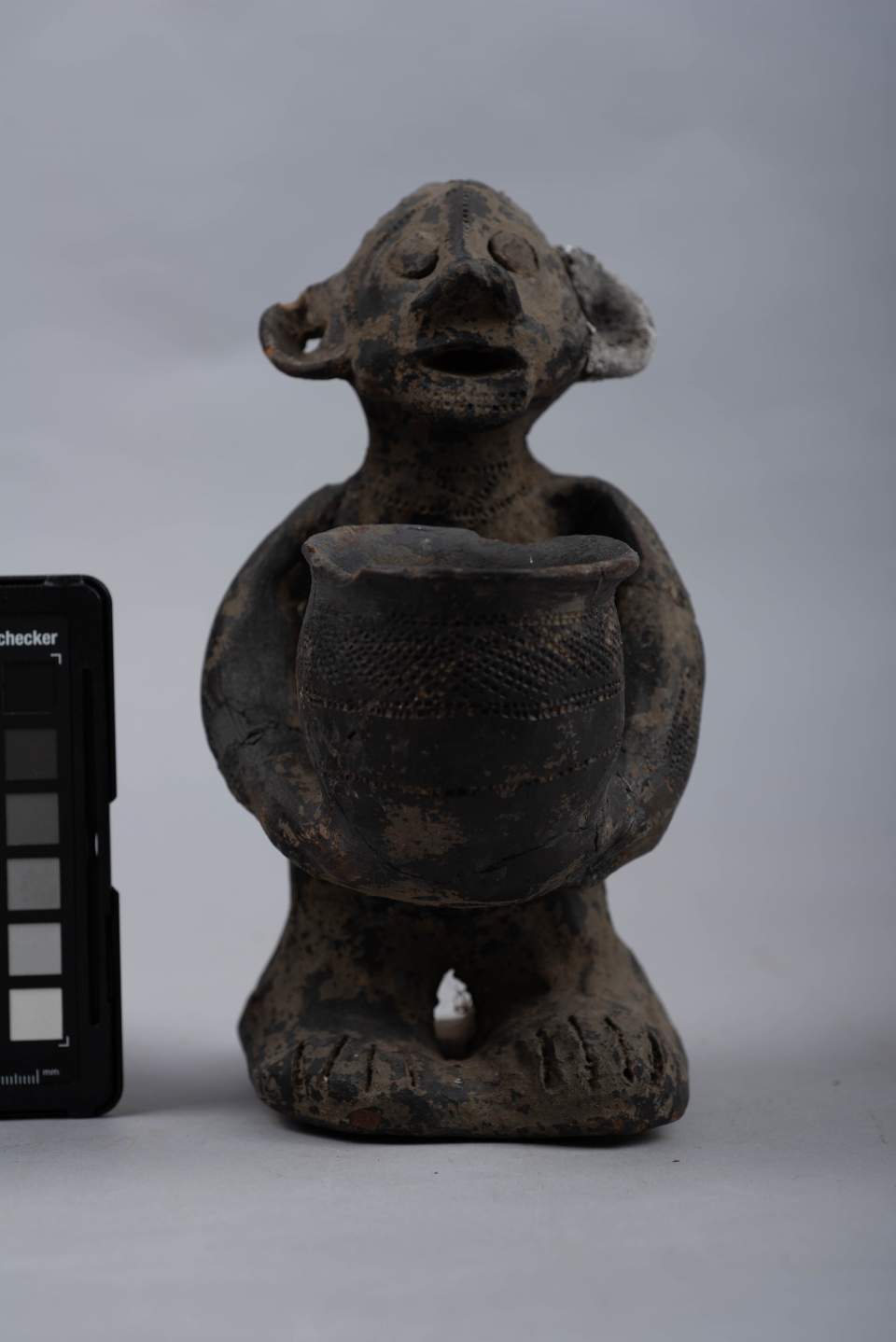 Weibliche Figur mit grossem Topf