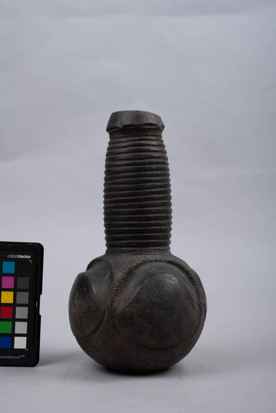Gefäss-Wassergefäss mit Rillendekor