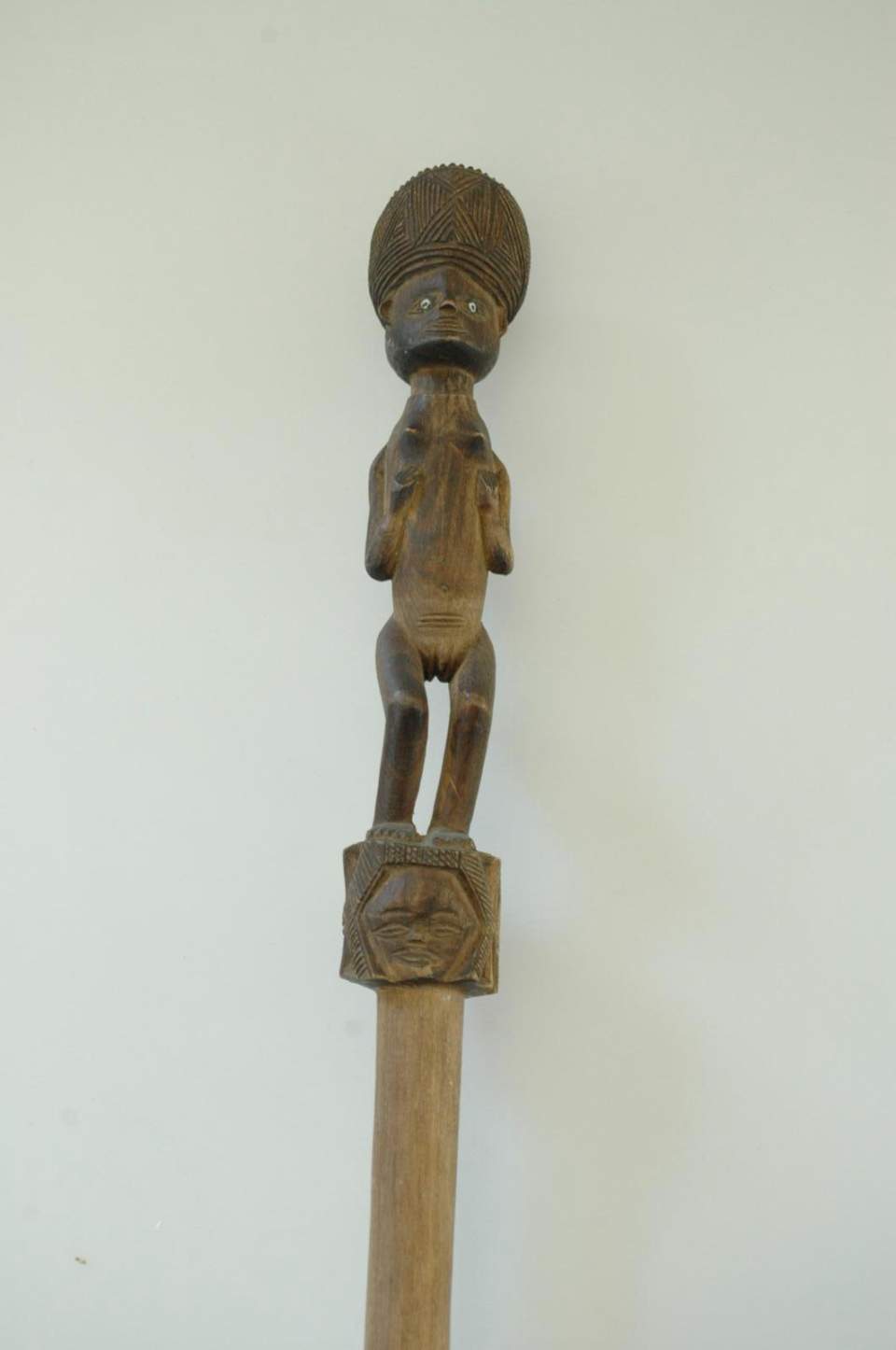 Zeremonialstab mit aufgesetzter Frauenfigur „mbwesi“