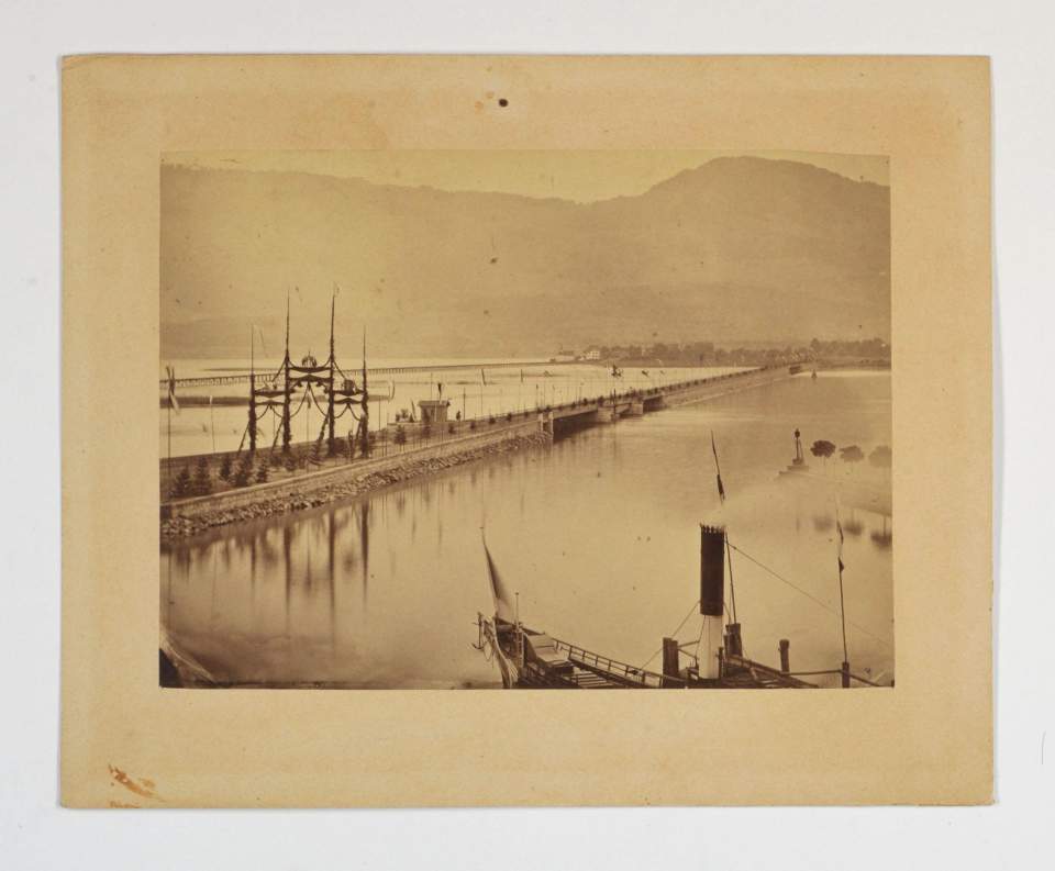 Fotografie, Rapperswil, Ansicht des Seedamms und der hölz. Brücke