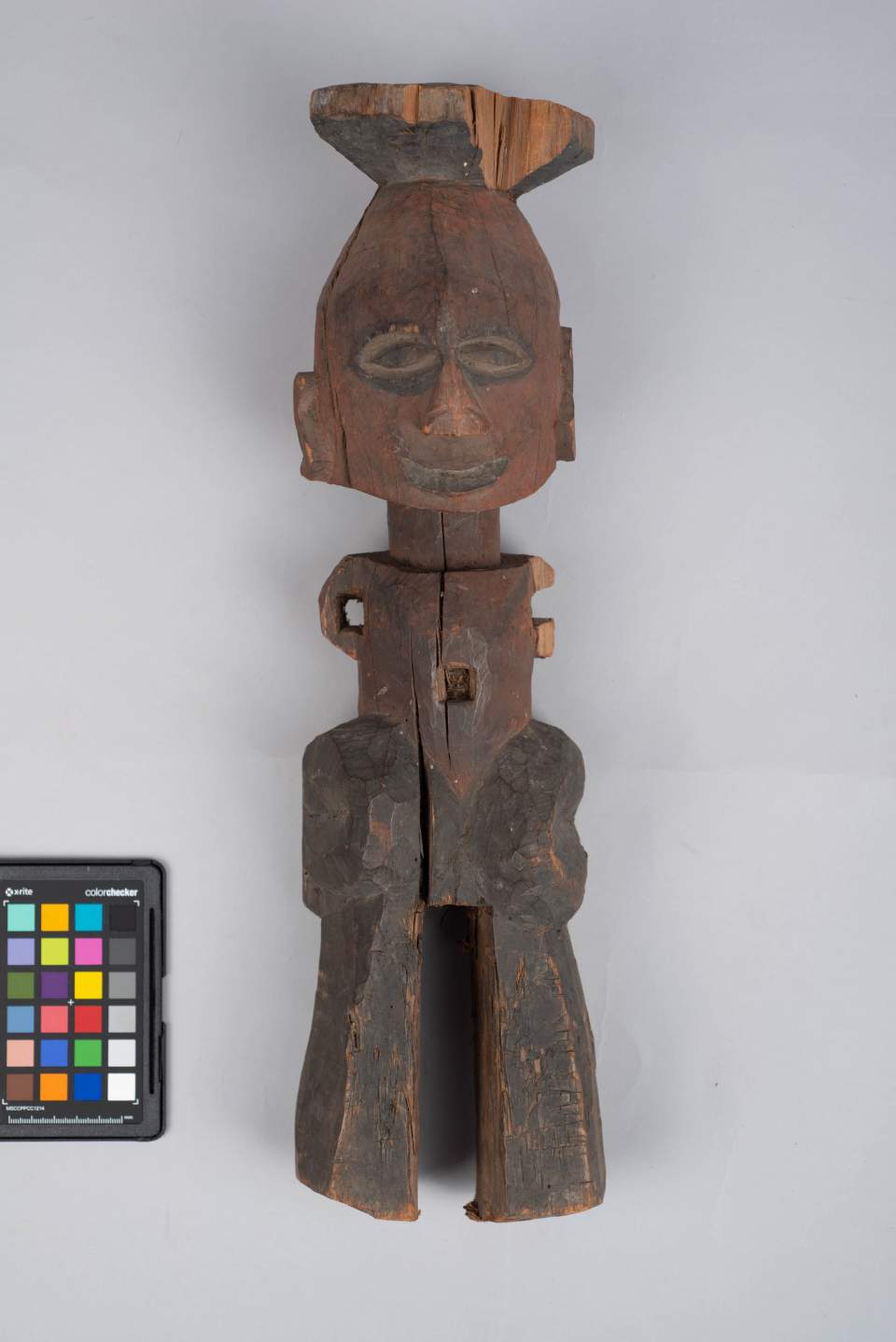 Holzplastik, menschliche Figur mit Kopfaufsatz