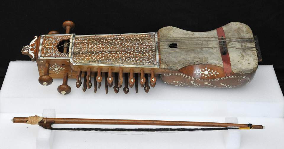 Musikinstrument-Sarangi u. Bogen 