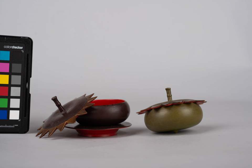 Lackarbeit, braune Frucht in Schale