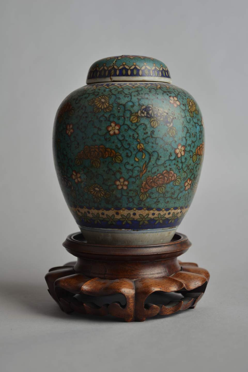 Vase mit Deckel und Holzsockel