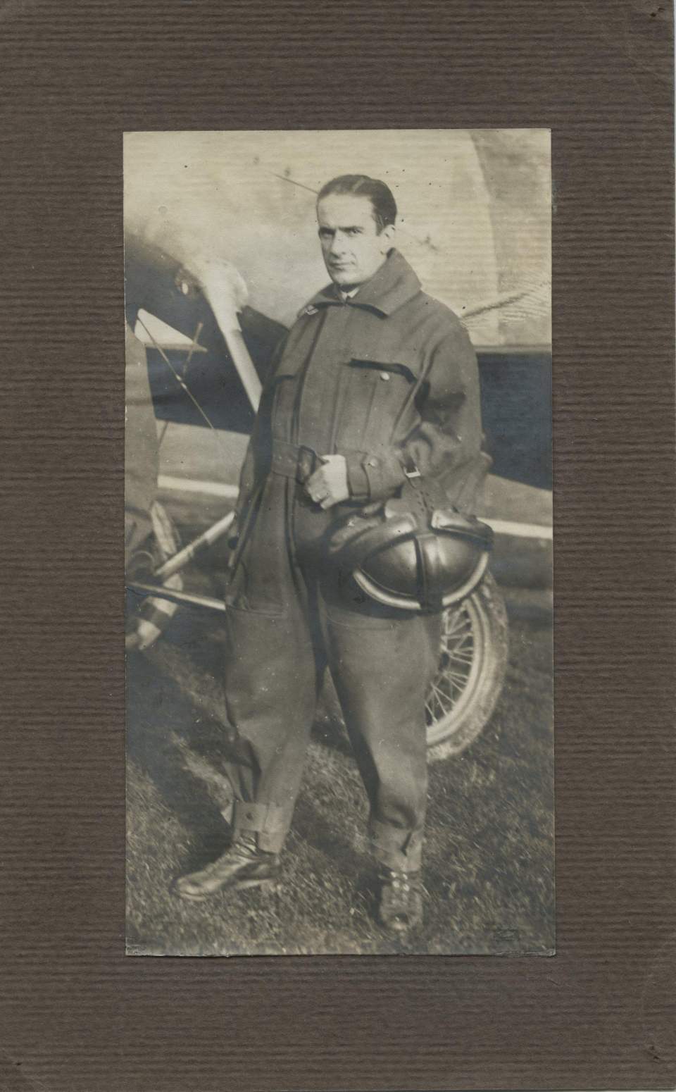 Pilot Oblt F. Haefliger vor einem Flugzeug.