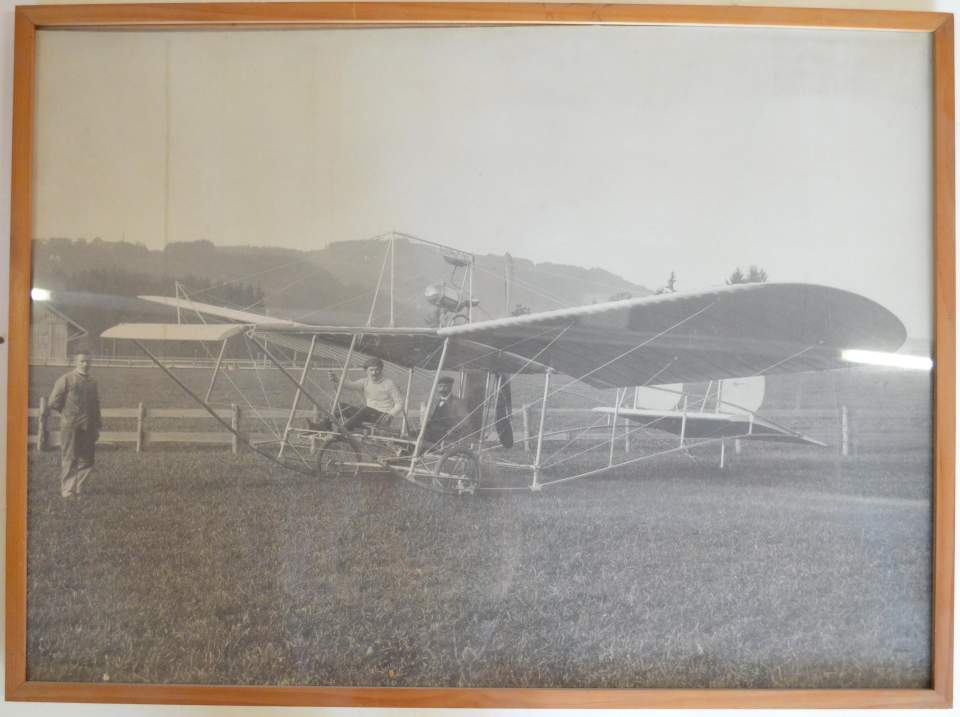 Fotografie Henri Kunkler in seinem Flugzeug