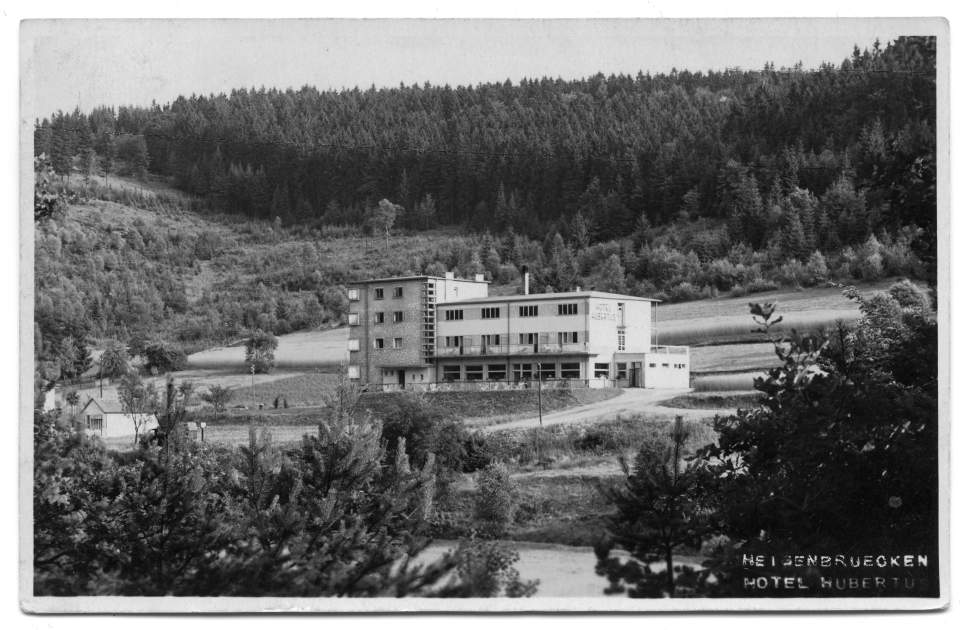 Drei Postkarten und Fotografien zum Bauhaus verschiedene