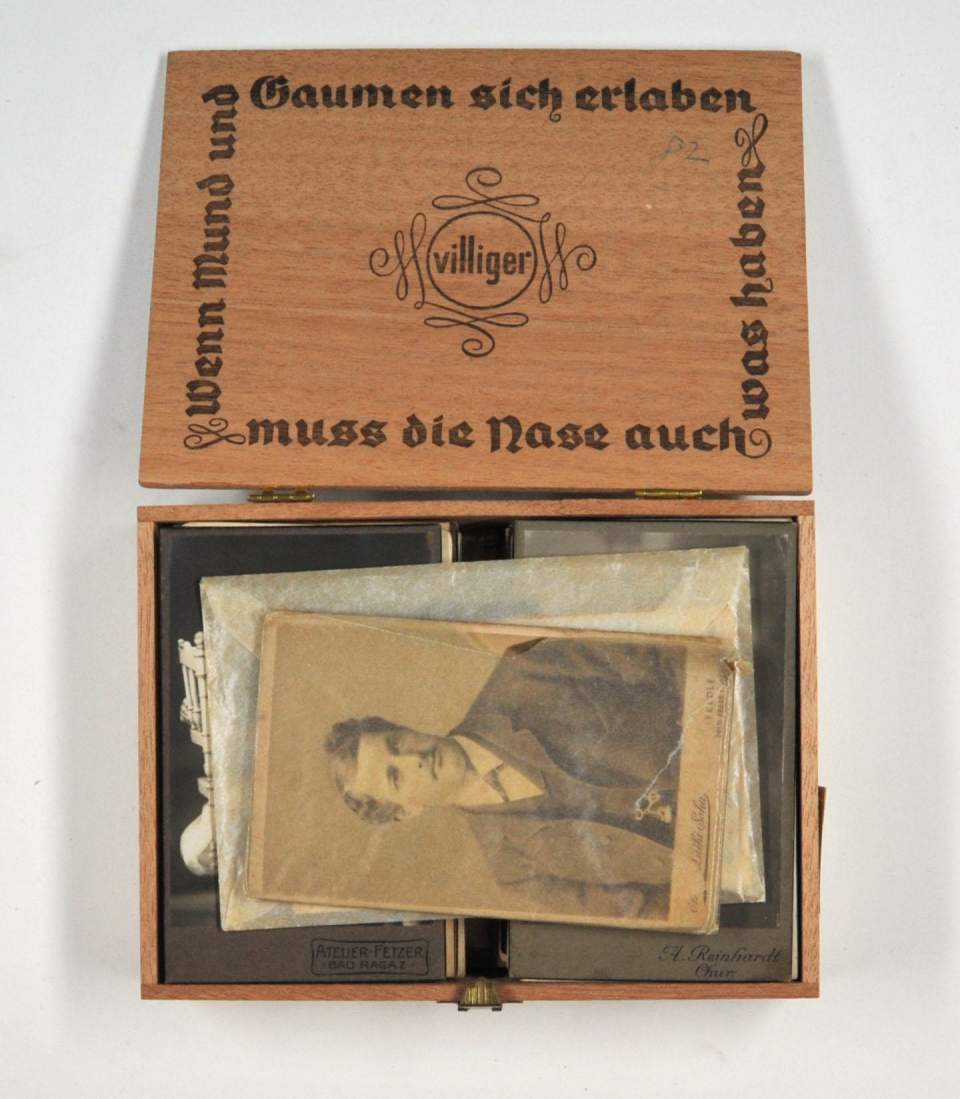 Zigarrenschachtel mit 34 Cartes de visite