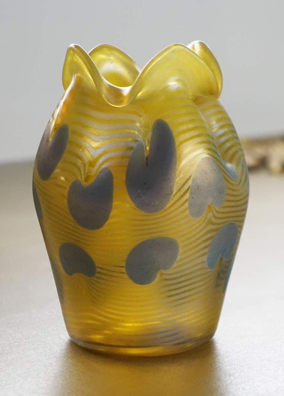 Vase aus gelbem Glas mit blaugrauen "Wolken"