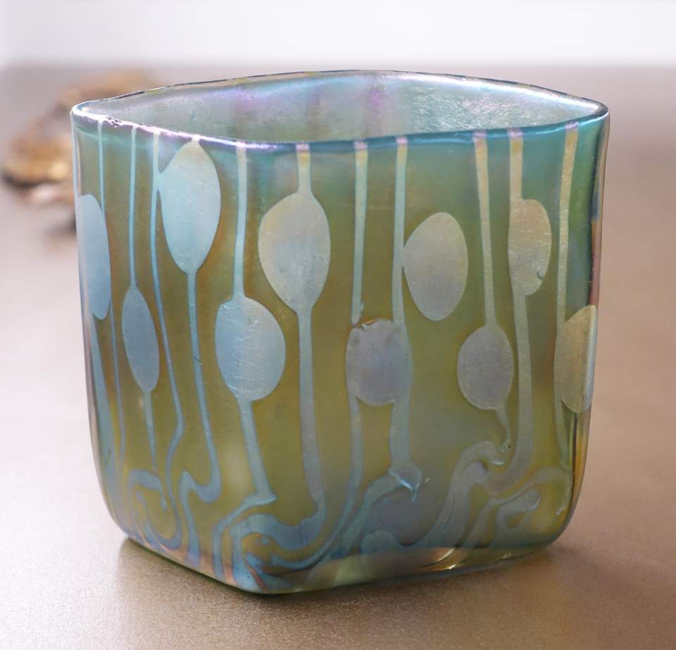 trapezförmige Vase aus Glas, blau-gelb-weiss