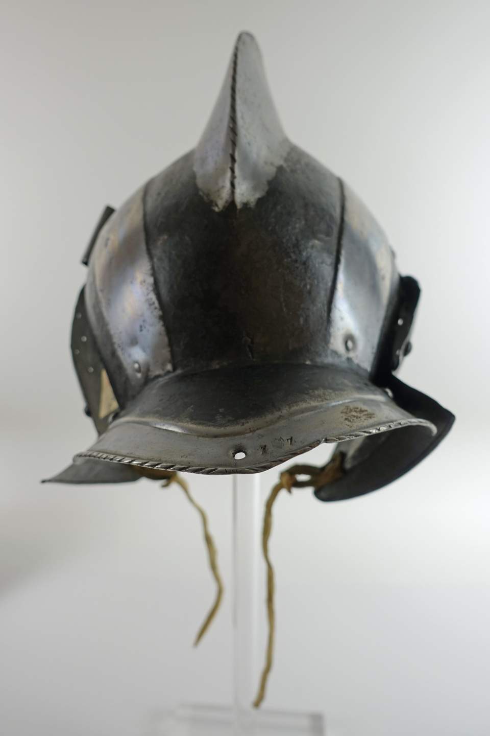 Helm, Sturmhaube mit starkem Kamm, 17. Jh.