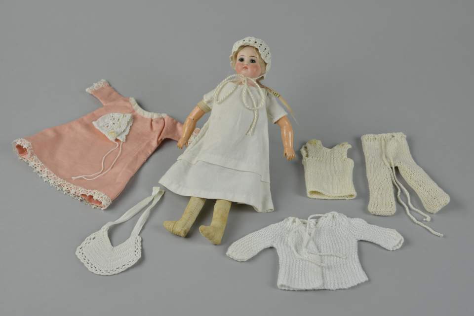 Puppe mit Puppenkleidern