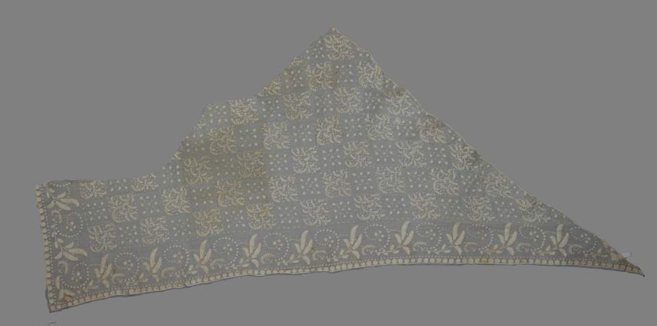 Dreiecktuch (Fichu), Weiss-Stickerei, Fragment