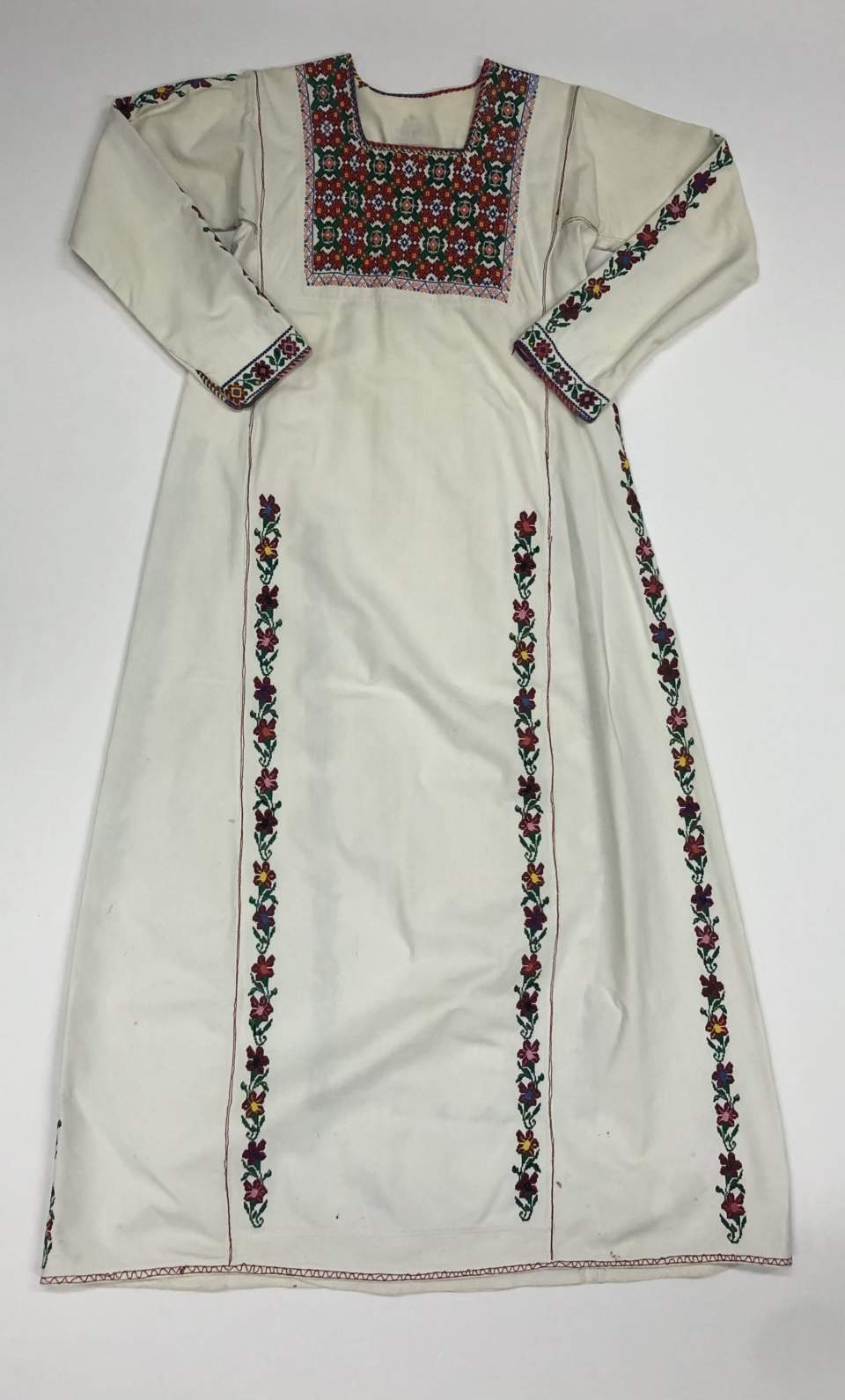 langes Kleid mit Kreuzstichstickerei