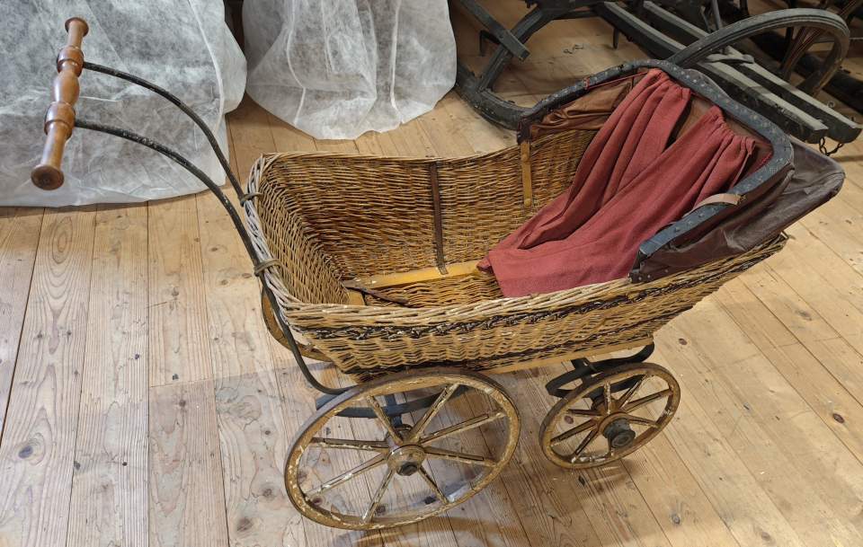Kinderwagen mit Verdeck und Sichtschutz