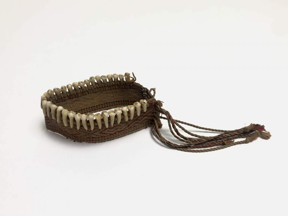 Schmuck, Armband mit Affenzähnen