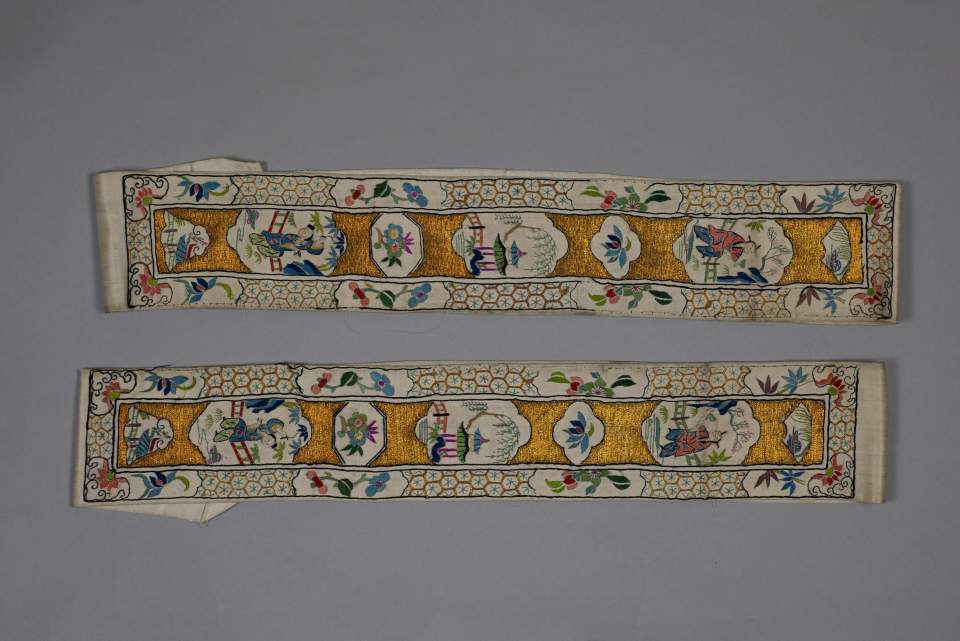 Ein Paar Schals oder Kragen eines Gewands