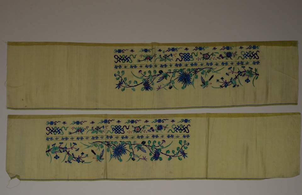 Zwei Streifen mit Stickereien für einen Vorhang oder eine Tischdekoration