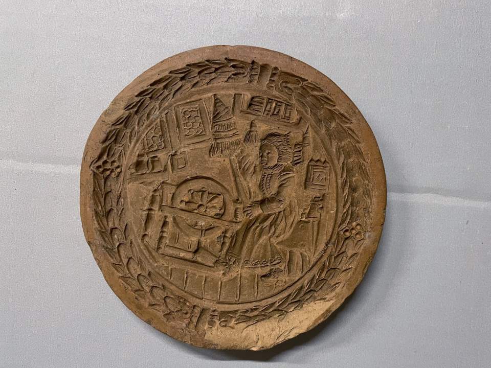 Gebäckmodel mit Frau am Spinnrad aus der Sammlung der Konditorei Burkart in St.Gallen, Bibermodel