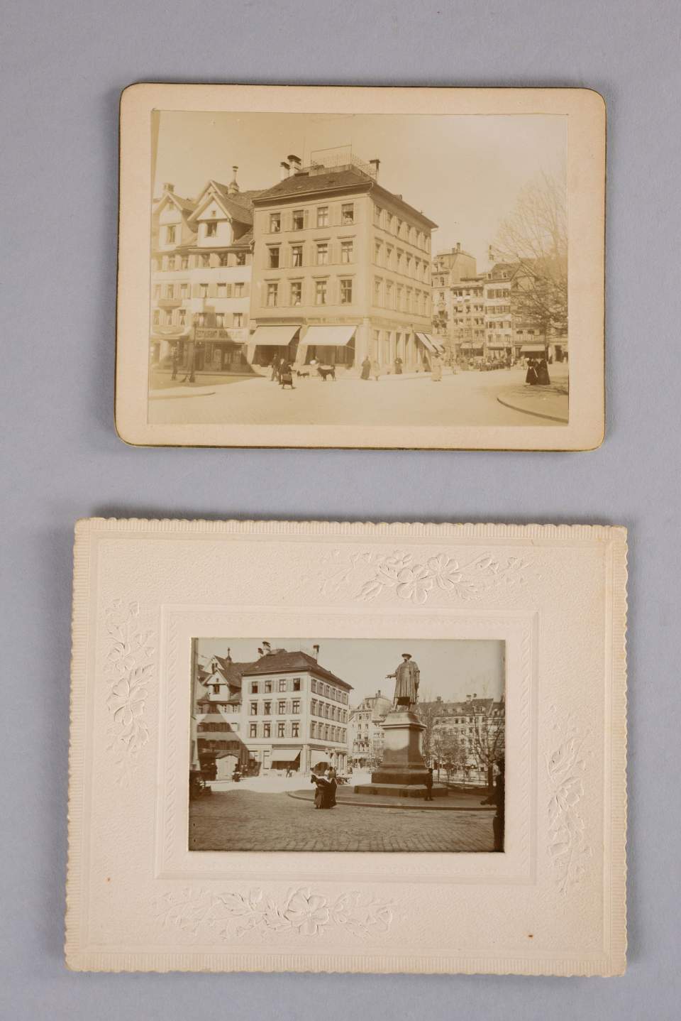 Zwei Fotografien Marktplatz mit Eckhaus Neugasse 2 (heute acrevis Bank)