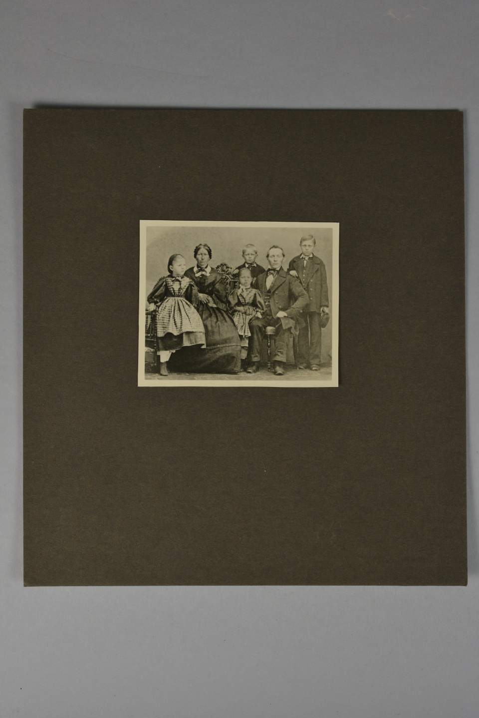 Zwei Fotografien, Porträts der Familie Gröbly-Gloor