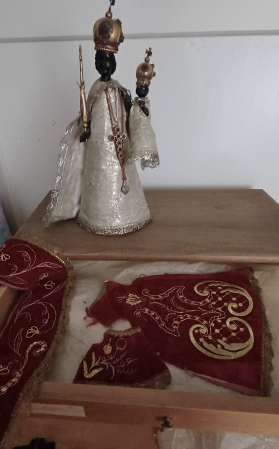 Replik schwarze Madonna aus Einsiedeln und Minikommode mit Kleidern