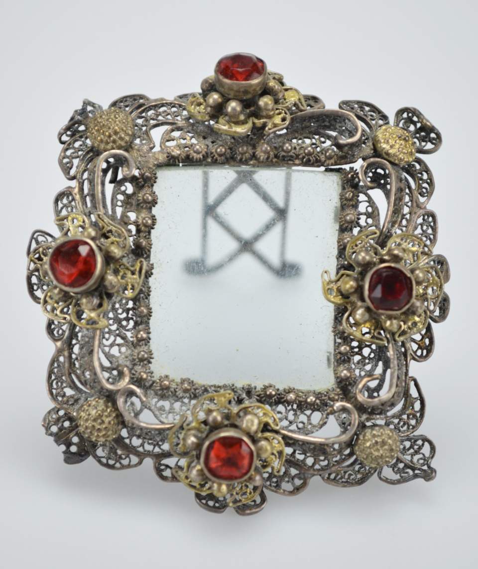 Filigranarbeit in Form eines kleinen Rähmchens, 4 Rubine
