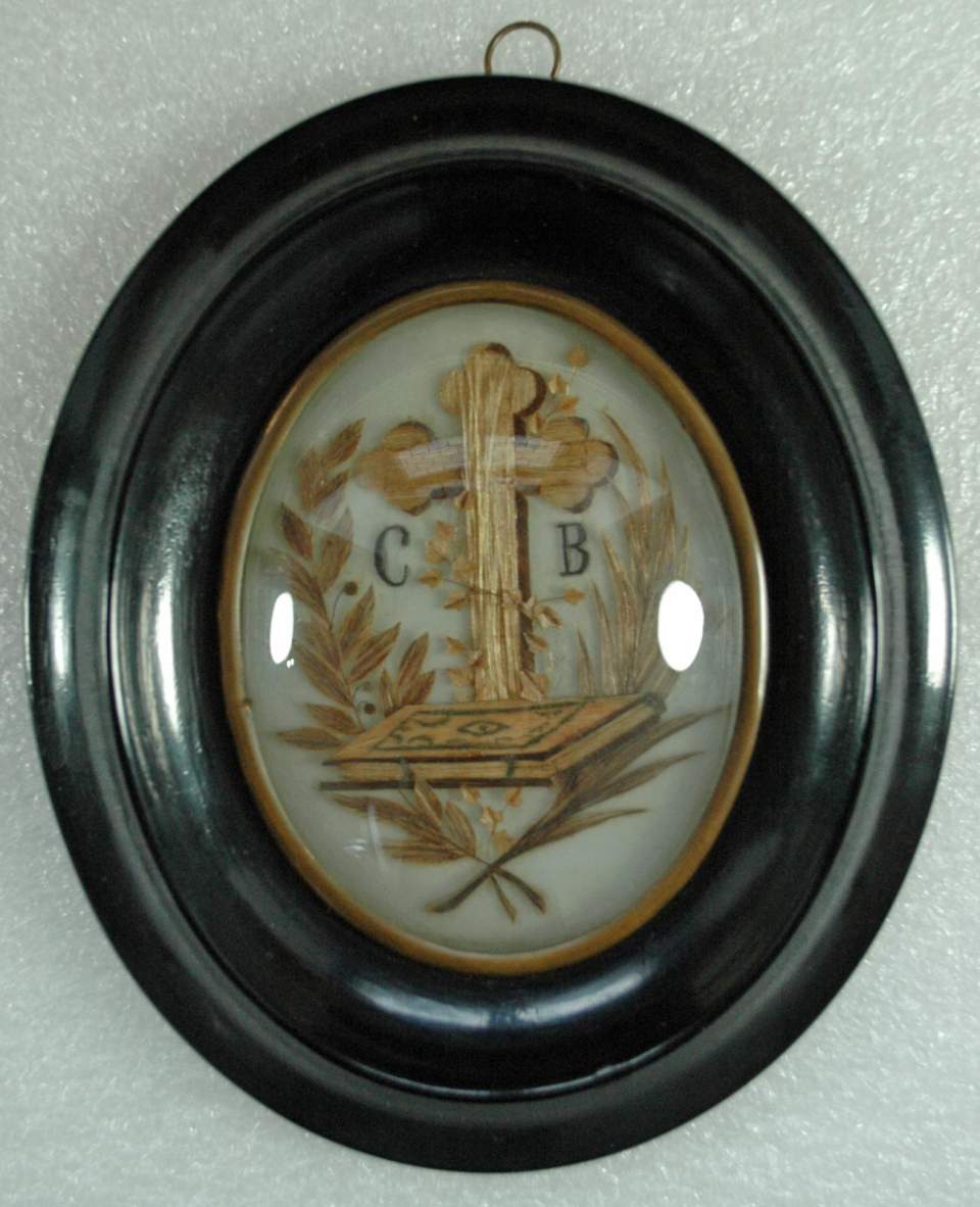 Totenandenken mit Kreuz und Monogramm „CB“, Haarbild, Haararbeit