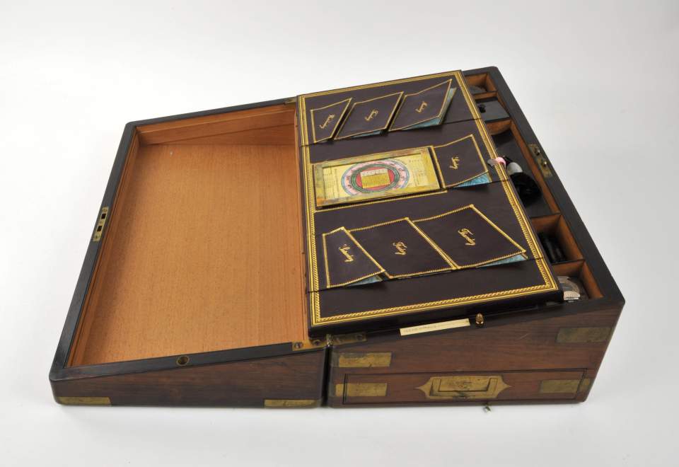 Schreib-Necessaire, Holzkassette für Papeteriewaren und Terminplanung