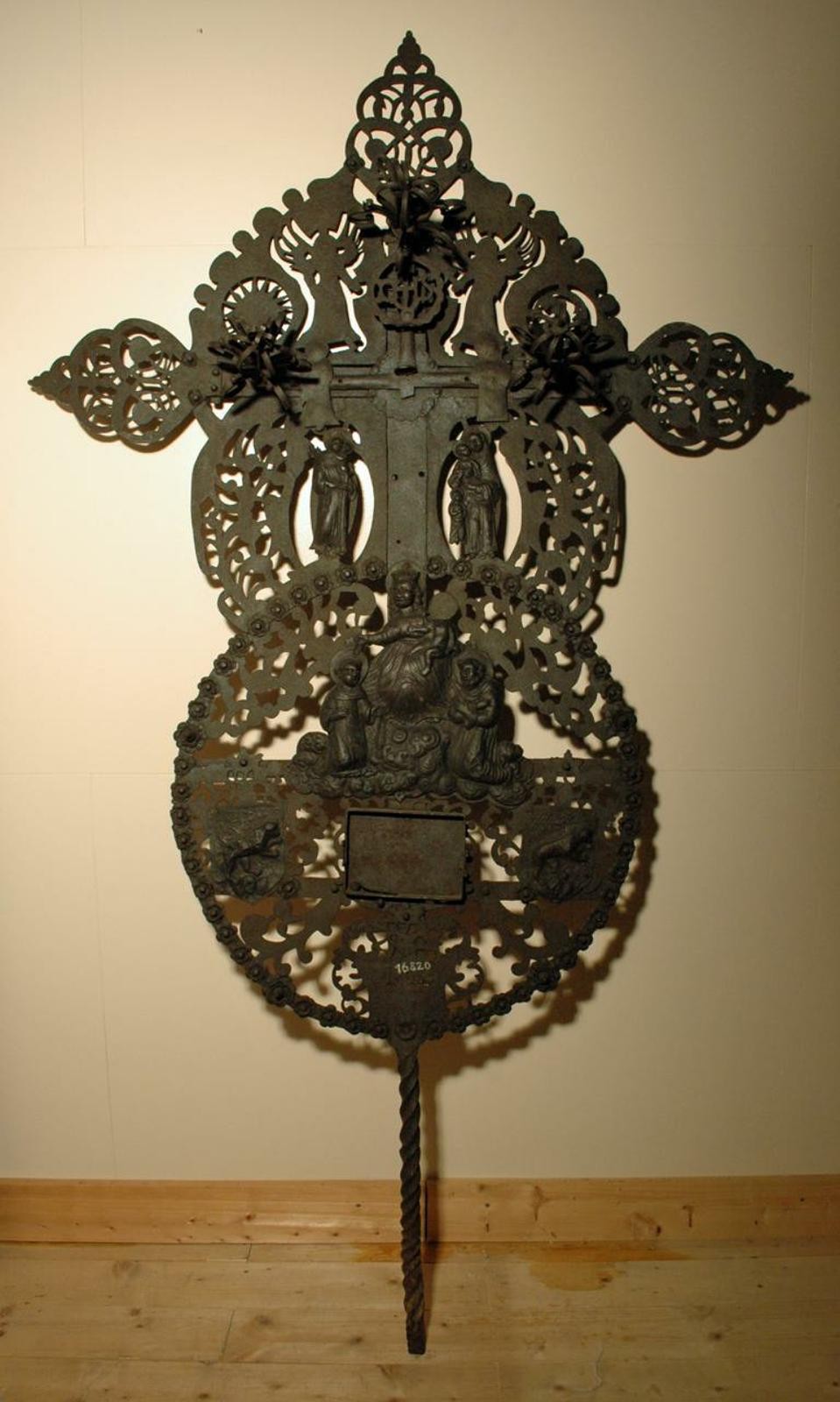 Schmiedeeisernes Grabkreuz des Leonhard Bernold (1710-1787)