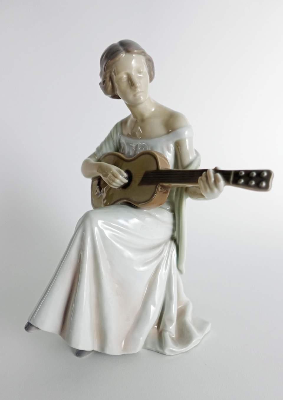 Gitarrenspielerin, Porzellan, 1925-1926